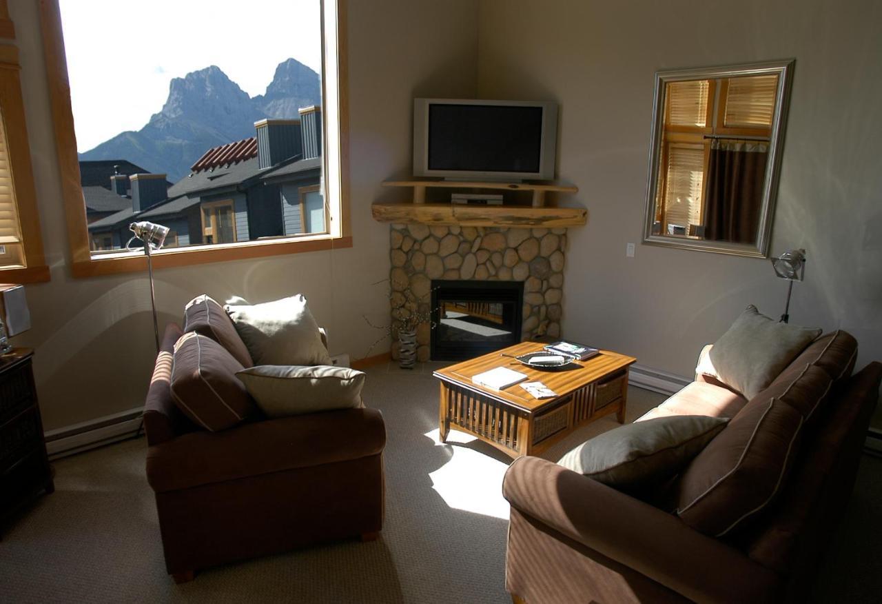 407, Contemporary Decor