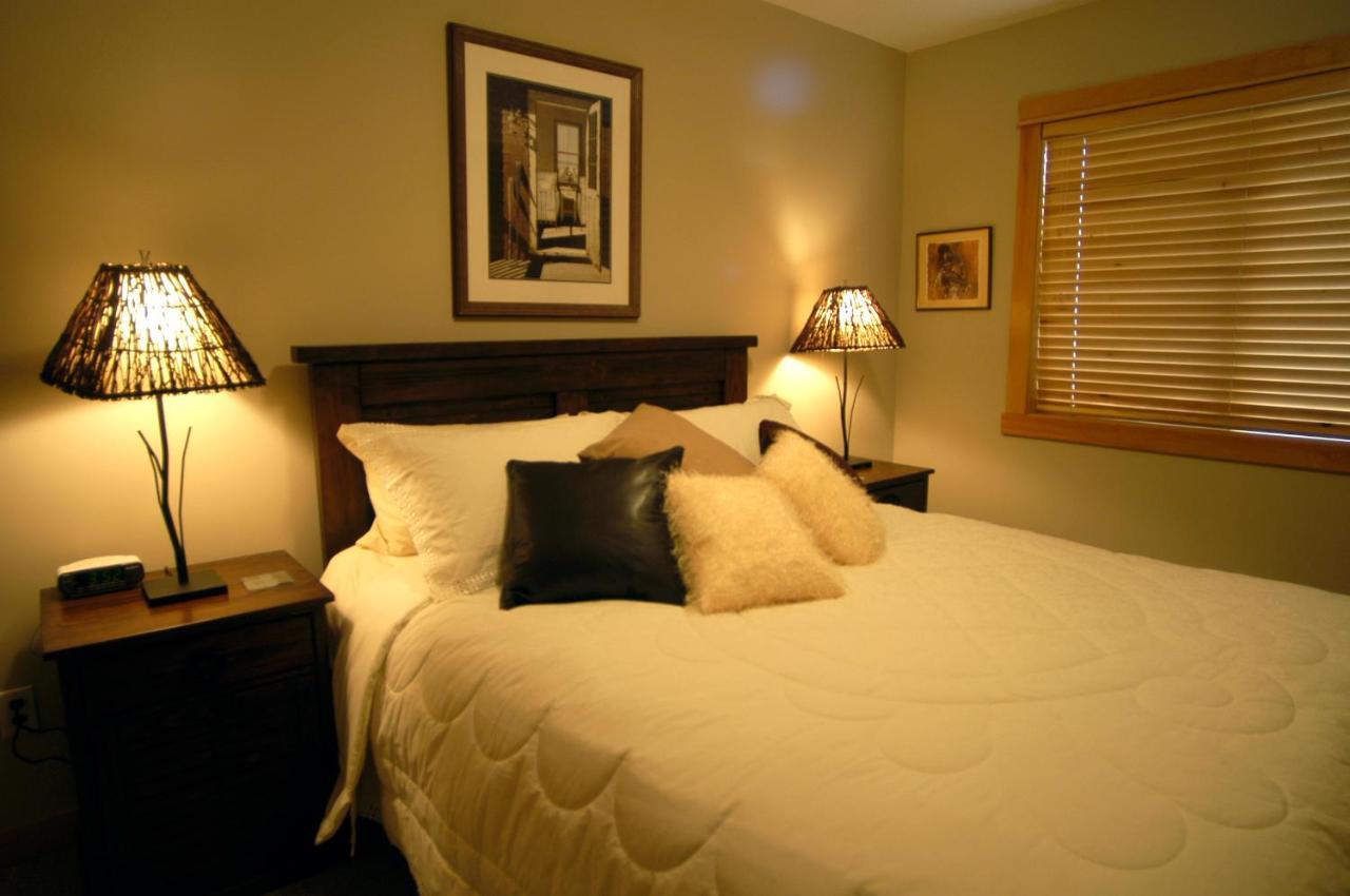 407, Contemporary Decor